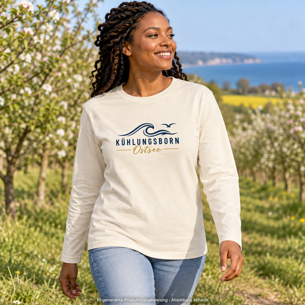 Kühlungsborn Baltic Waves Bio-Unisex-Longsleeve Light Edition in Natural Raw auf einem Obstgartenweg – KI-Produktvisualisierung