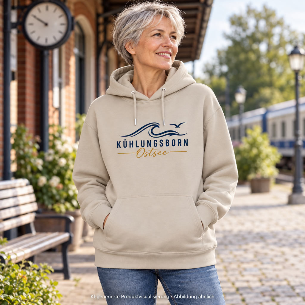 Kühlungsborn Baltic Waves Bio-Unisex-Hoodie Light Edition in Desert Dust im Bahnhofsvorhof – KI-Produktvisualisierung