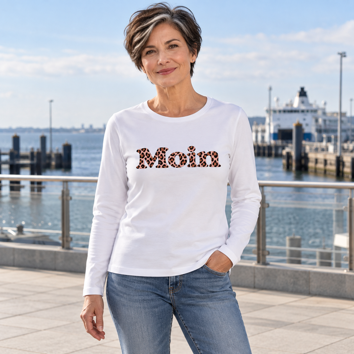 Frau am Fährhafen mit weißem Damen-Bio-Longsleeve und Moin-Leo-Blush-Pink-Frontprint.