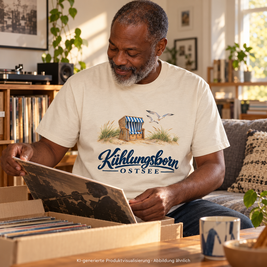 Bio-Heavy-T-Shirt Kühlungsborn – Strandkorb & Ostsee in Natural Raw, beim Auspacken eines Schallplattenkaufs im Wohnzimmer, spätes Morgenlicht; Frontmotiv, KI-Produktvisualisierung.