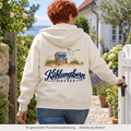 Bio-Unisex-Zipper mit Rückendruck Kühlungsborn – Strandkorb & Ostsee, Natural Raw: beim Öffnen eines Gartentors, Rückenansicht, Kapuze unten, Vormittag; KI-Produktvisualisierung.