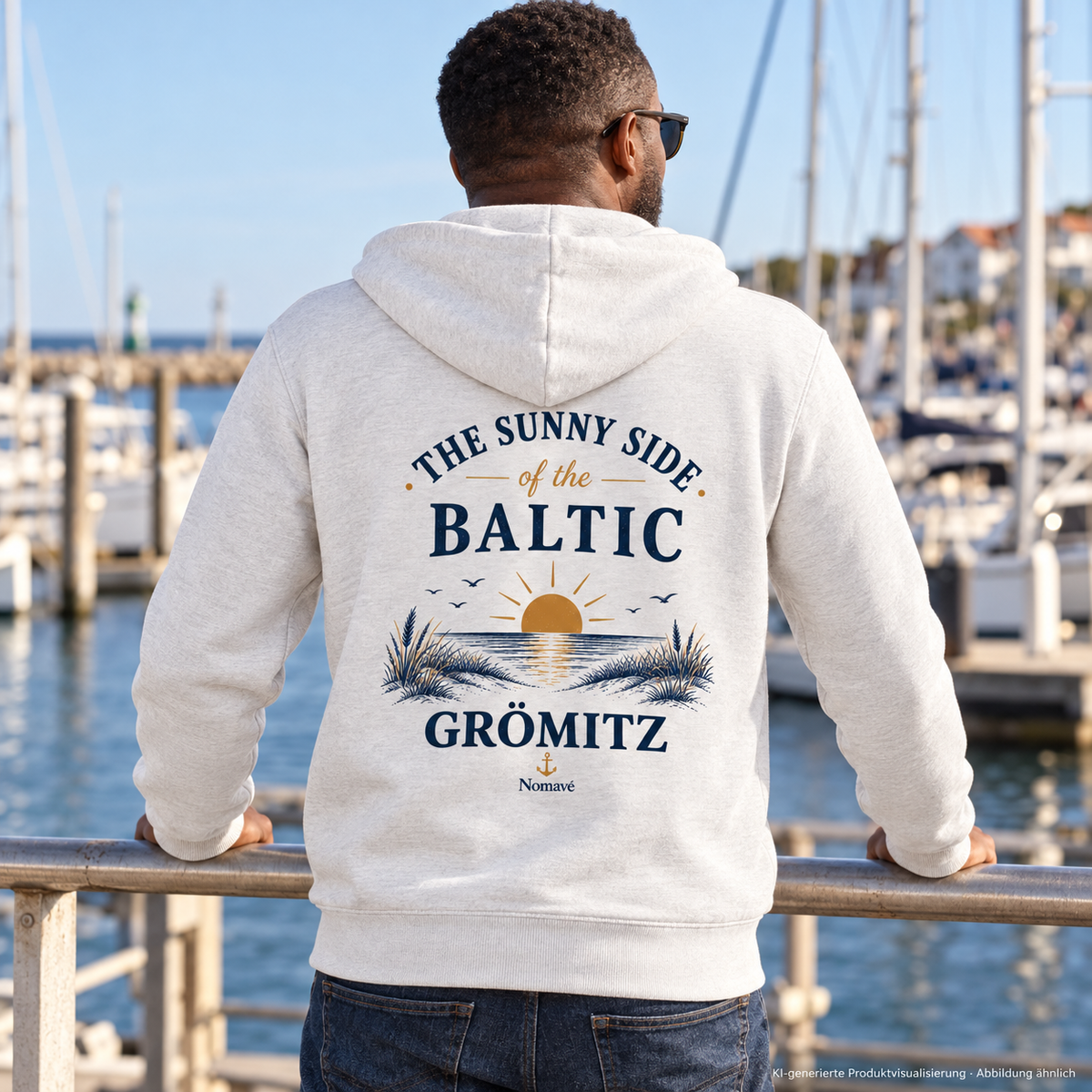 Mann am Yachthafen, Rückenansicht – Grömitz The Sunny Side Bio-Unisex-Zipper mit Rückendruck in White mit Sonnen- und Dünenmotiv auf dem Rücken; KI-Produktvisualisierung.