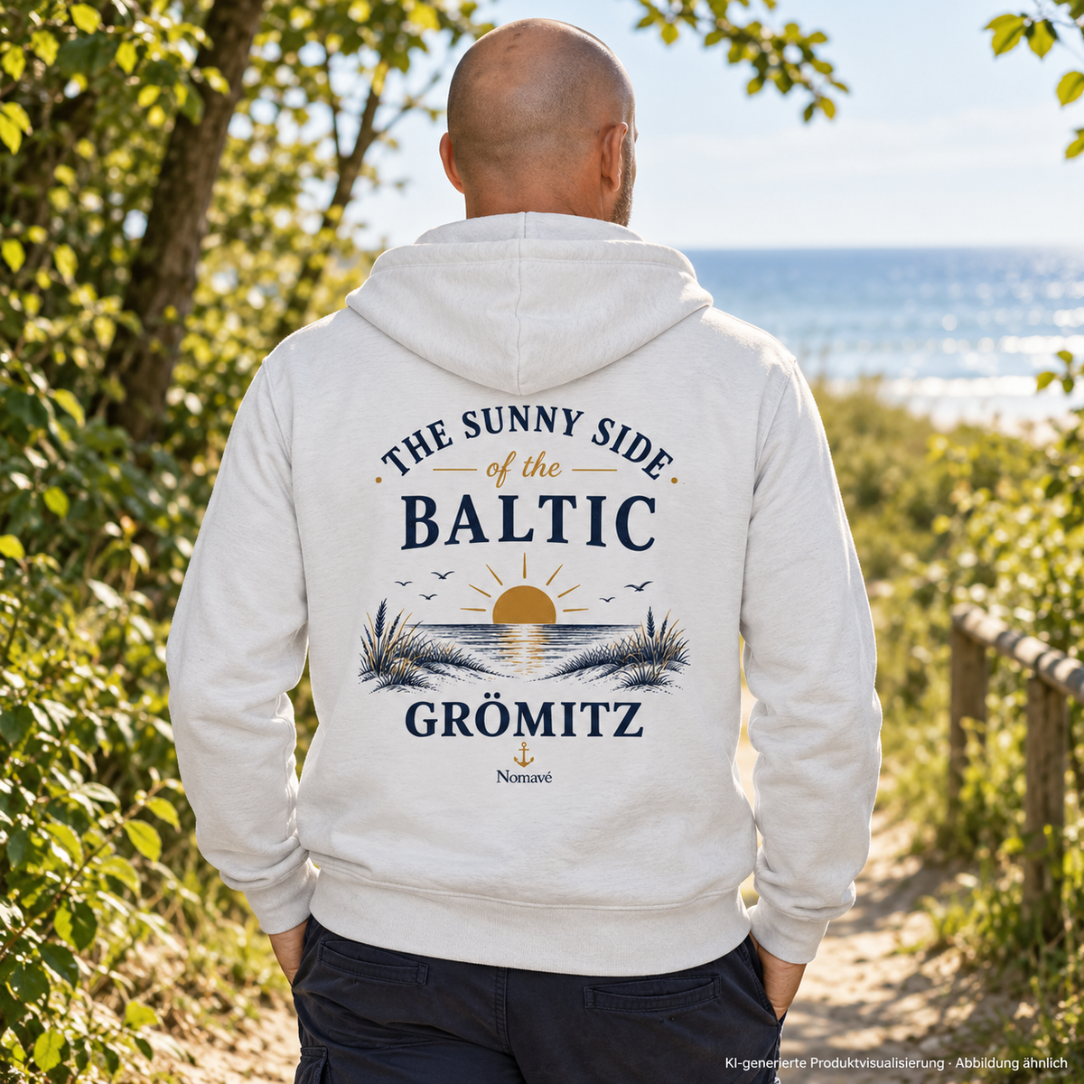 Mann auf einem grünen Spazierweg, Rückenansicht – Grömitz The Sunny Side Bio-Unisex-Zipper mit Rückendruck in White mit Sonnen- und Dünenmotiv auf dem Rücken; KI-Produktvisualisierung.