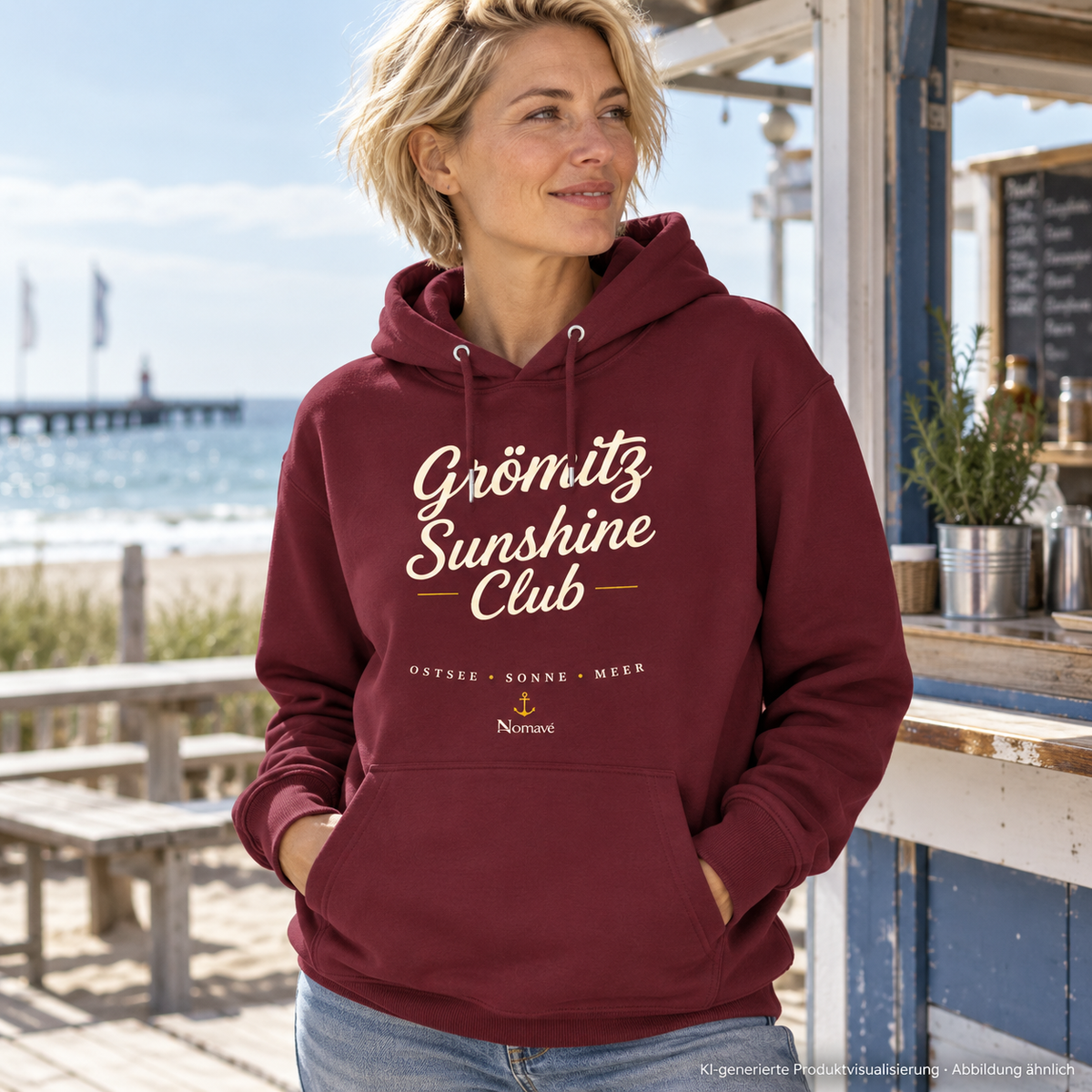 Grömitz Sunshine Club Bio-Hoodie in Burgundy mit Frontdruck – Frau am Strandkiosk, KI-Produktvisualisierung