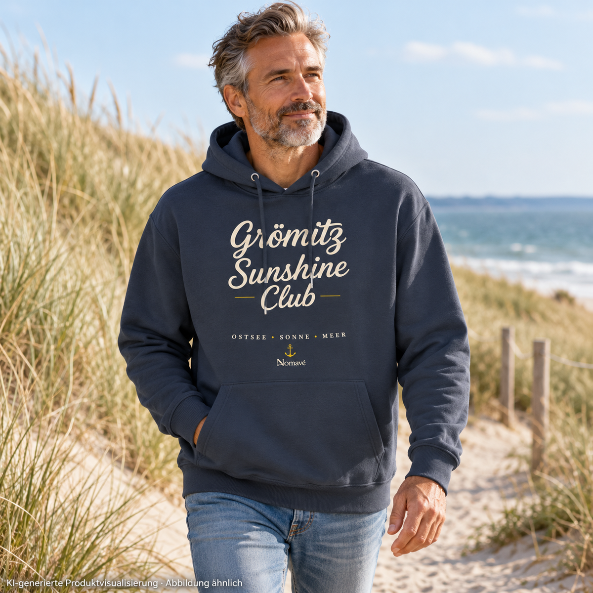 Grömitz Sunshine Club Bio-Hoodie in India Ink Grey mit Frontdruck – Mann an den Ostseedünen, KI-Produktvisualisierung