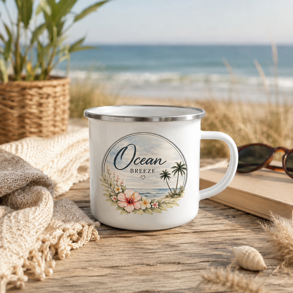 Ocean Breeze Emaille-Becher von Nomavé mit floralem Palmen- und Meeresmotiv in sommerlicher Strandkulisse