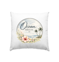 Ocean Breeze Kissen von Nomavé mit floralem Küstenmotiv, Hibiskusblüten, Palmen und Meer 