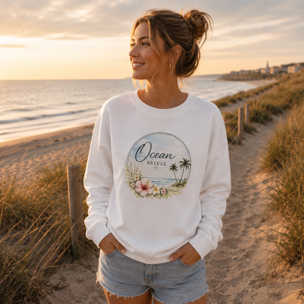 Frau am Strand im weißen Nomavé Ocean Breeze Sweatshirt mit floralem Meeresmotiv und Palmen