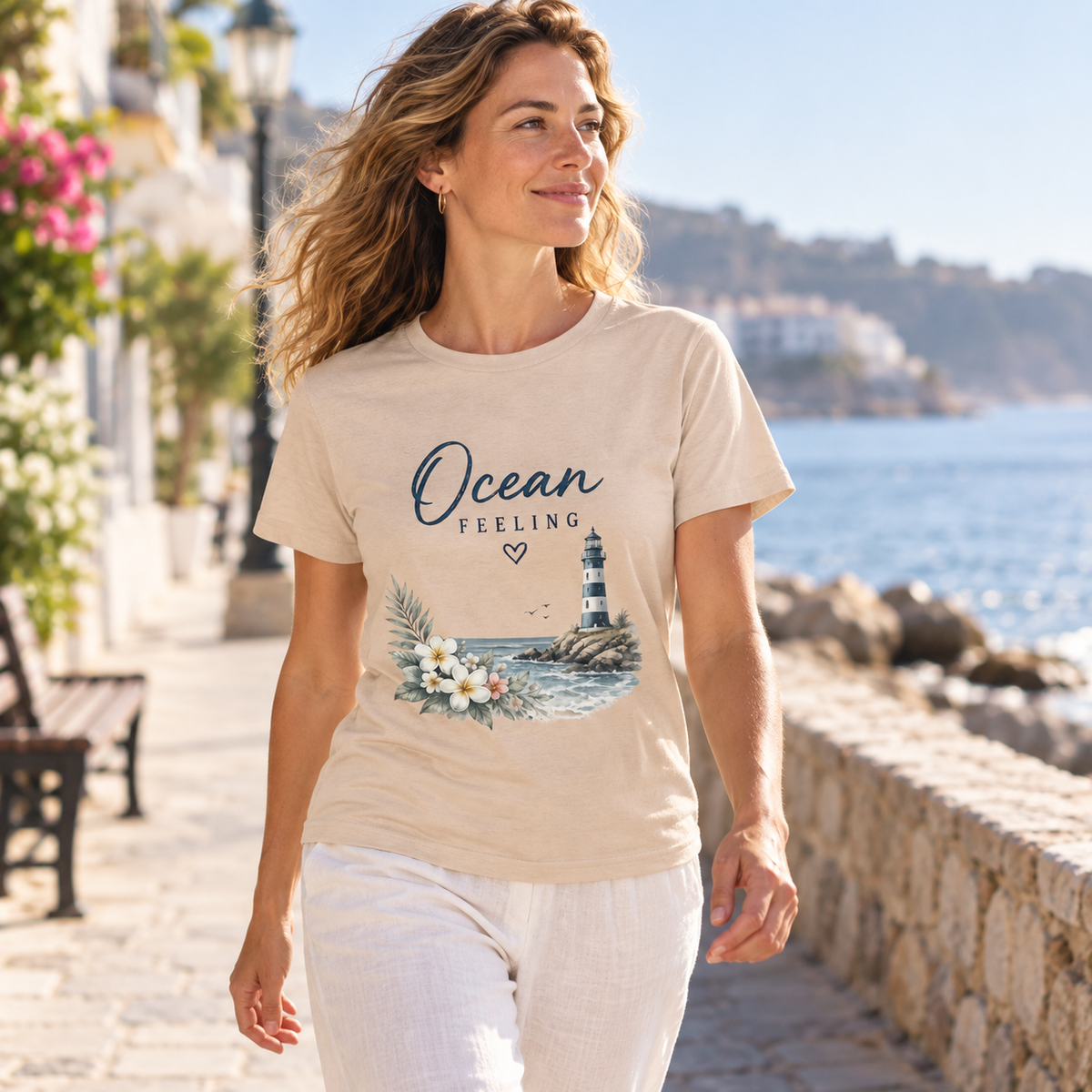 Frau im Ocean Feeling Essential T-Shirt auf einer Küstenpromenade