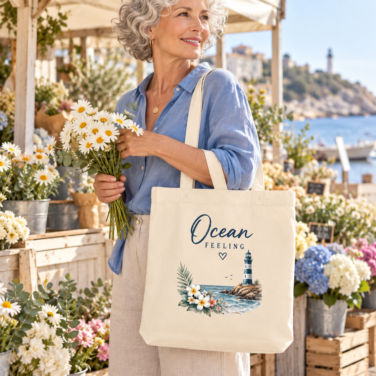 Ocean Feeling Stofftasche in Natural mit floralem Frontmotiv, von einer Frau am Blumenmarkt getragen.