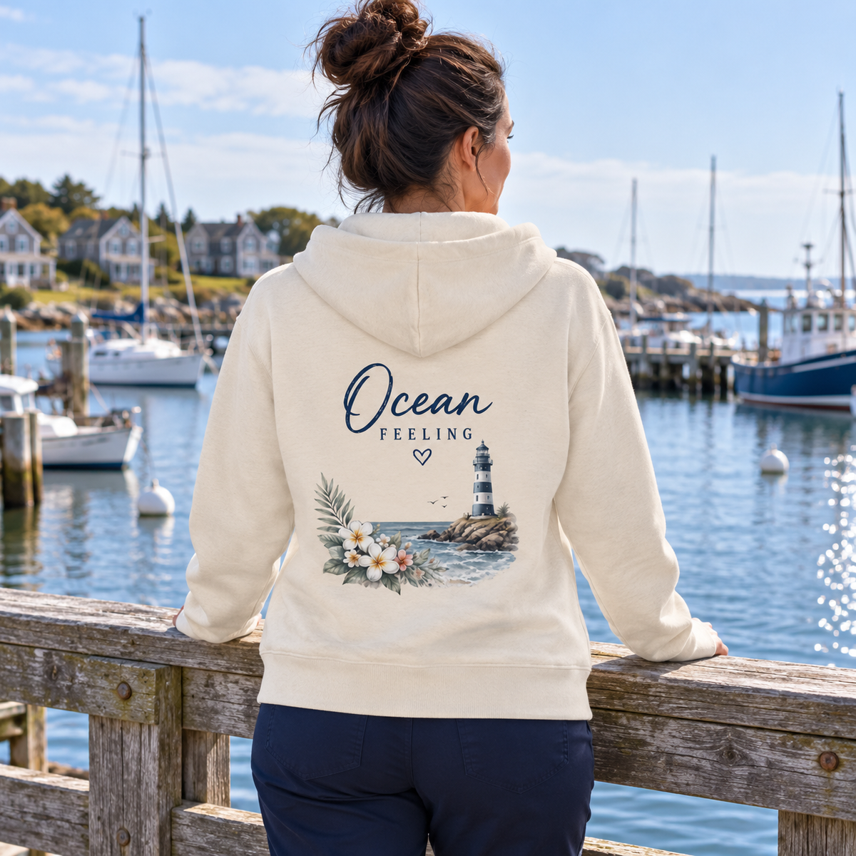 Frau im Ocean Feeling Bio-Zipper in Natural Raw mit floralem Rückenprint am Hafen