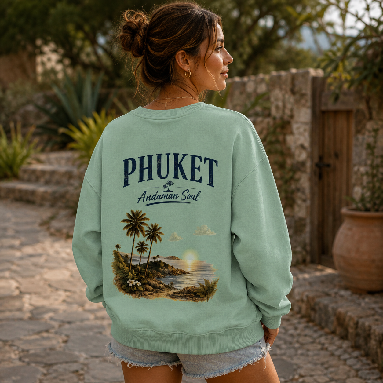 Frau mit Misty Jade Oversize Sweatshirt und Phuket Andaman Soul Rückenprint von Nomavé im sommerlichen Lifestyle-Look