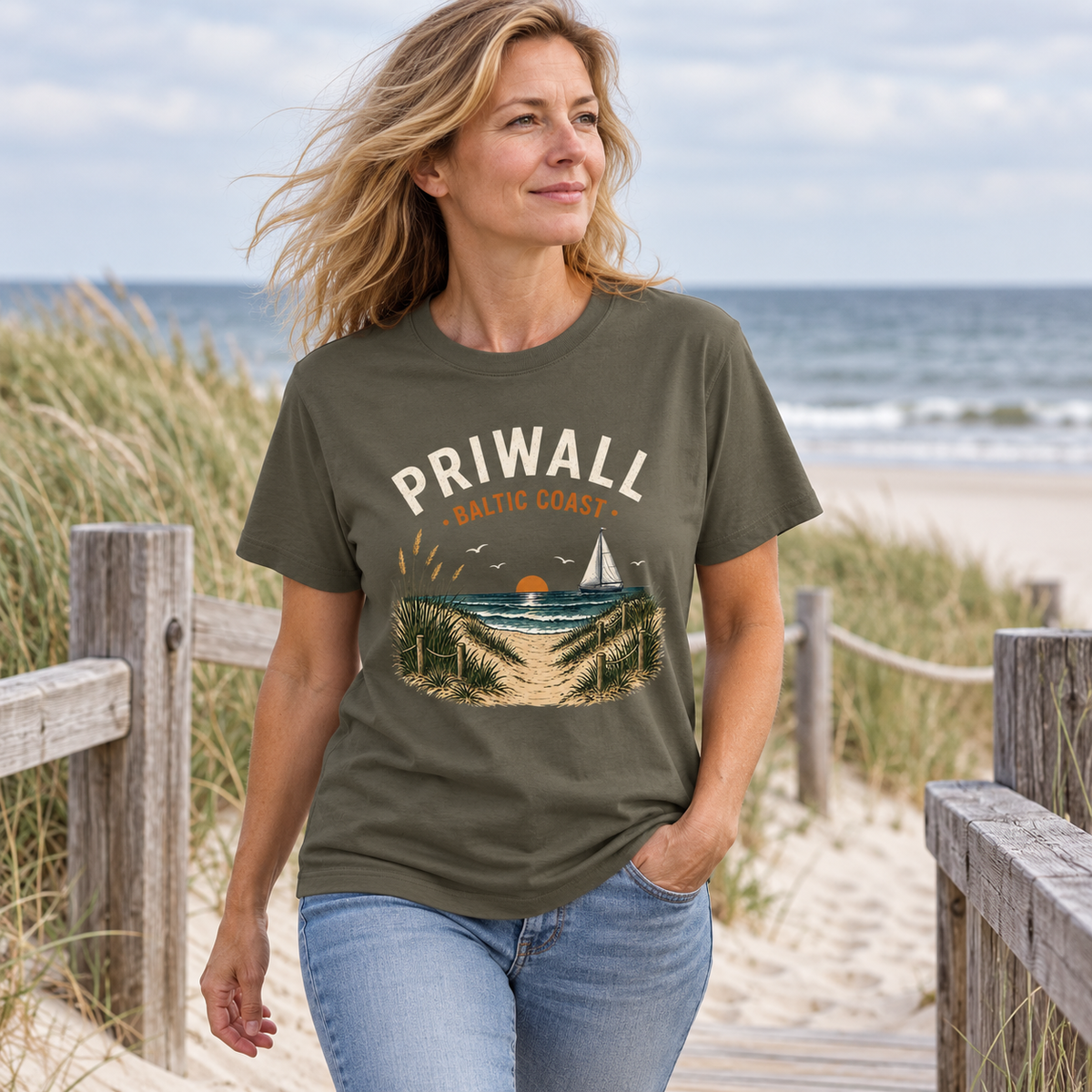 Frau im Priwall Baltic Coast Dark Bio-Heavy T-Shirt am Dünenweg