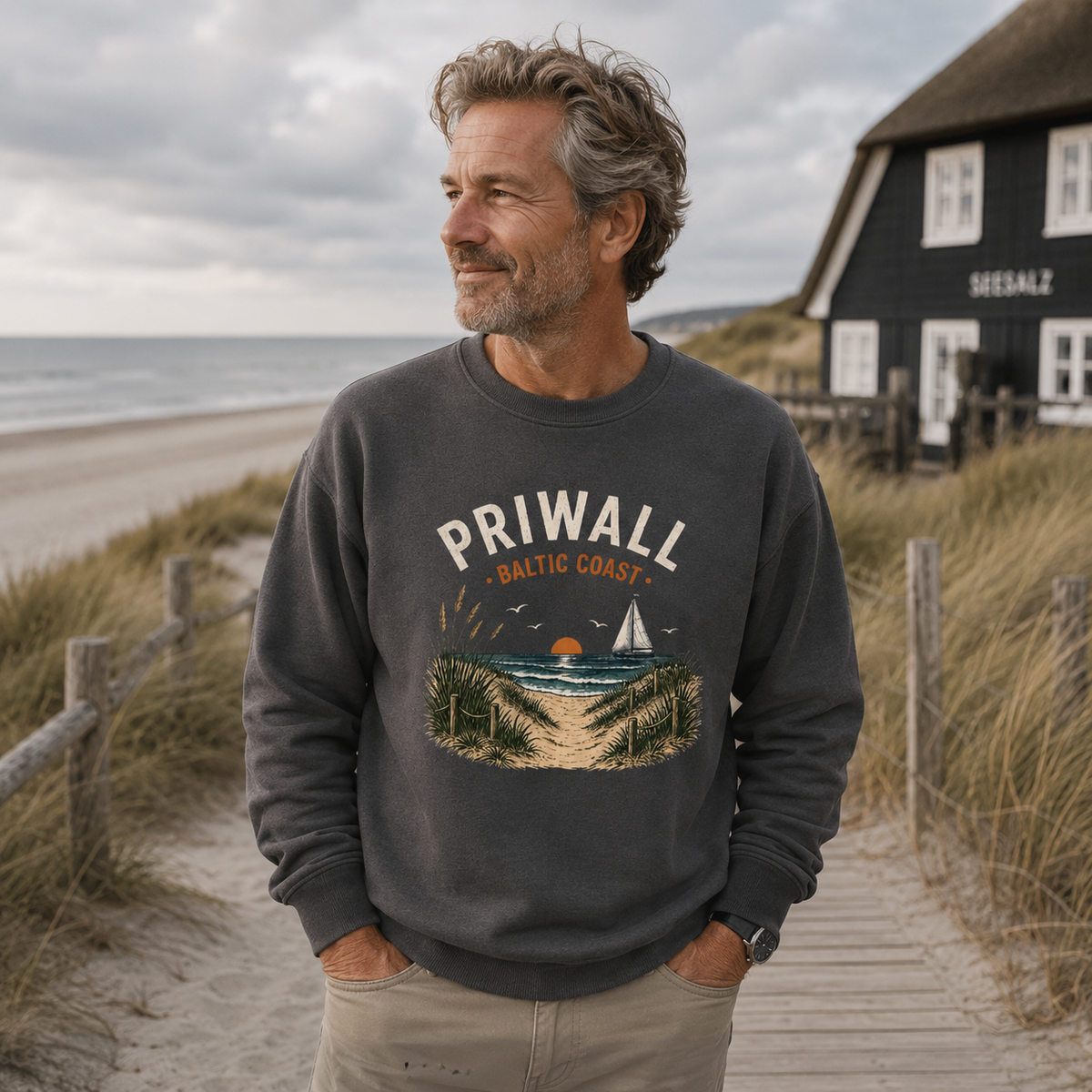 Mann trägt das Priwall Baltic Coast Dark Edition Sweatshirt in Anthrazit am Dünenweg
