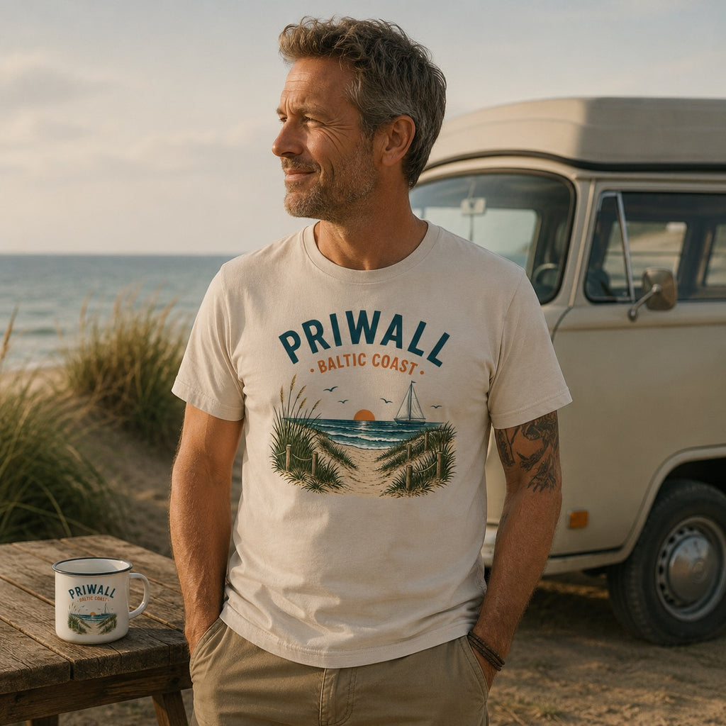 Mann trägt Priwall T-Shirt am Strand mit Campingbus und Priwall Emaillebecher aus der Priwall Vibes Kollektion von Nomavé
