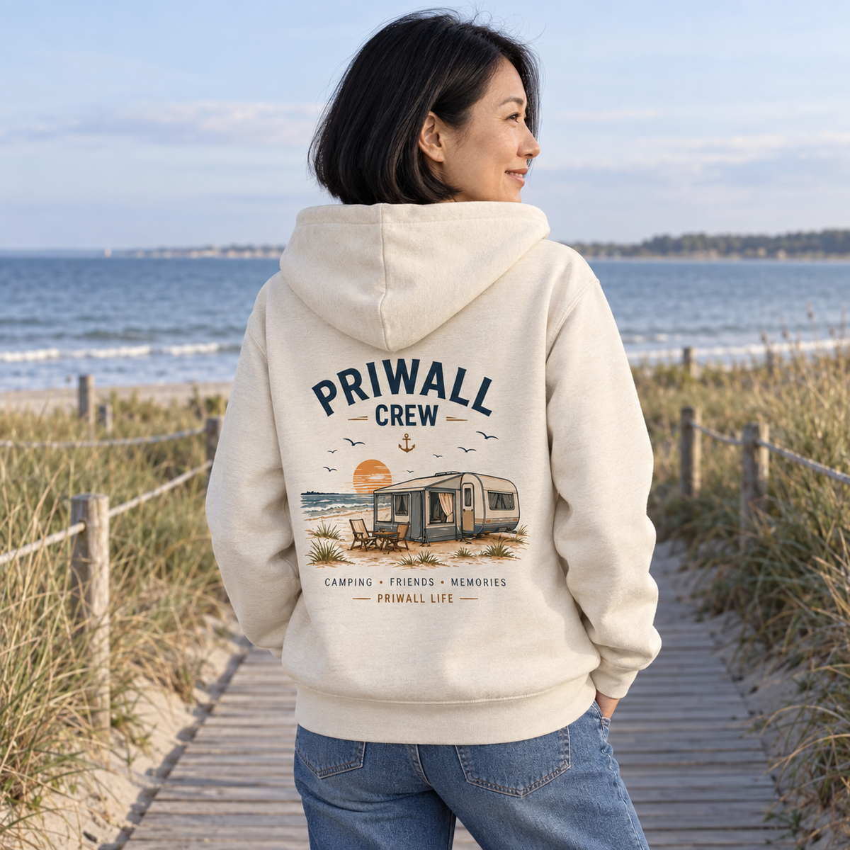 Frau im Natural-Raw Bio-Zipper mit Priwall-Crew-Backprint auf einem Ostsee-Dünenweg