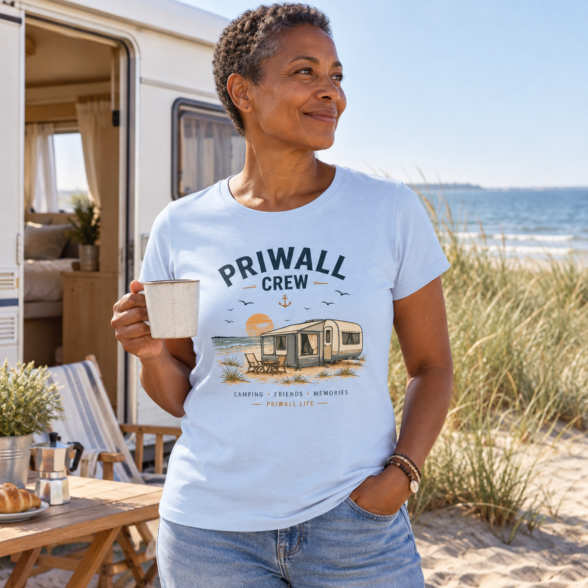 Frau im Blue-Soul Priwall-Crew Damen-Bio-T-Shirt beim Camping an der Ostseeküste