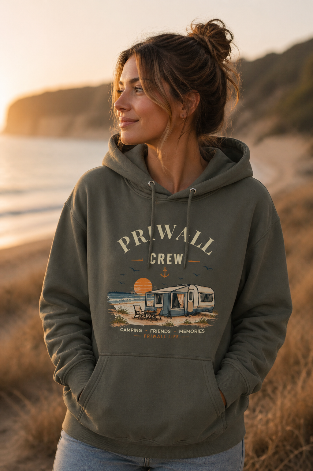 Frau im Priwall Crew Bio-Hoodie Dark Edition in Khaki am Ostseestrand