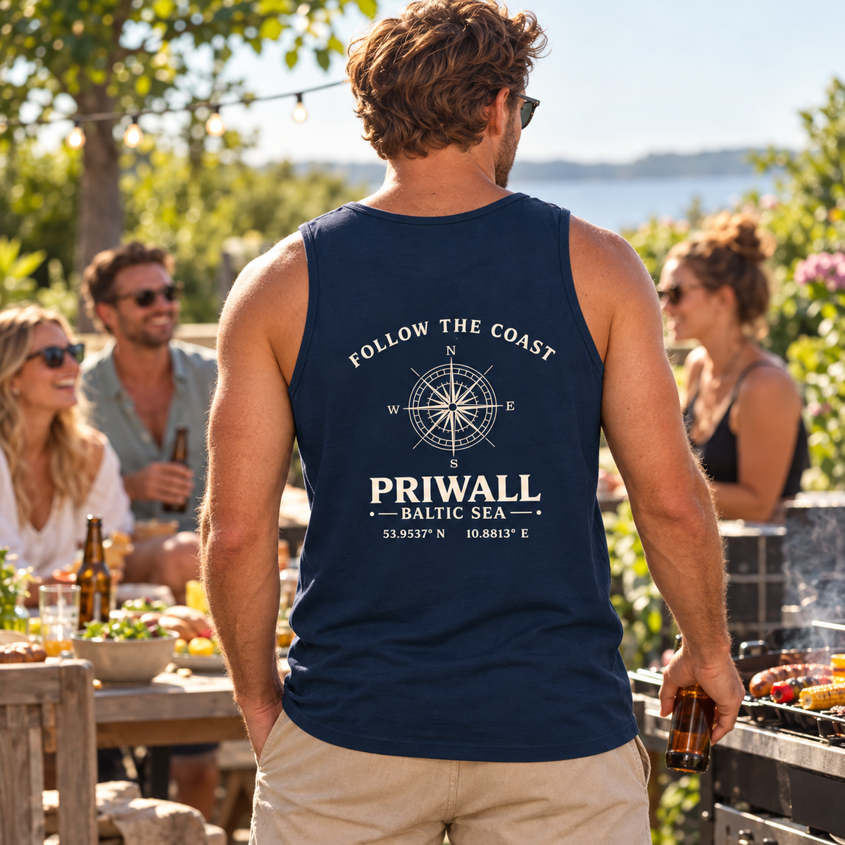 Mann im dunkelblauen Priwall Follow the Coast Bio Tank Top mit Backprint beim Gartenfest