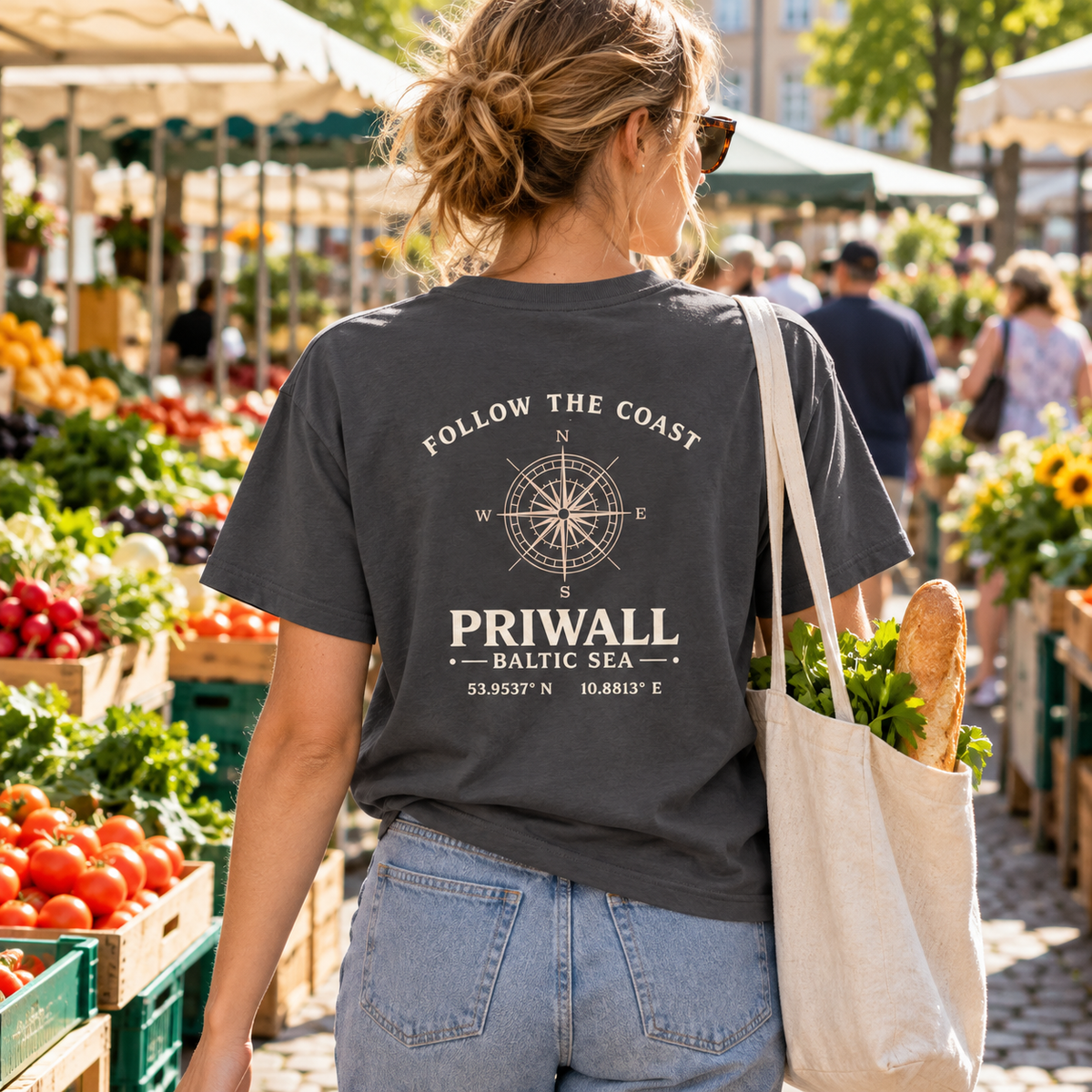 Frau im anthrazitfarbenen Priwall Follow the Coast Damen Bio T-Shirt mit Backprint auf dem Wochenmarkt