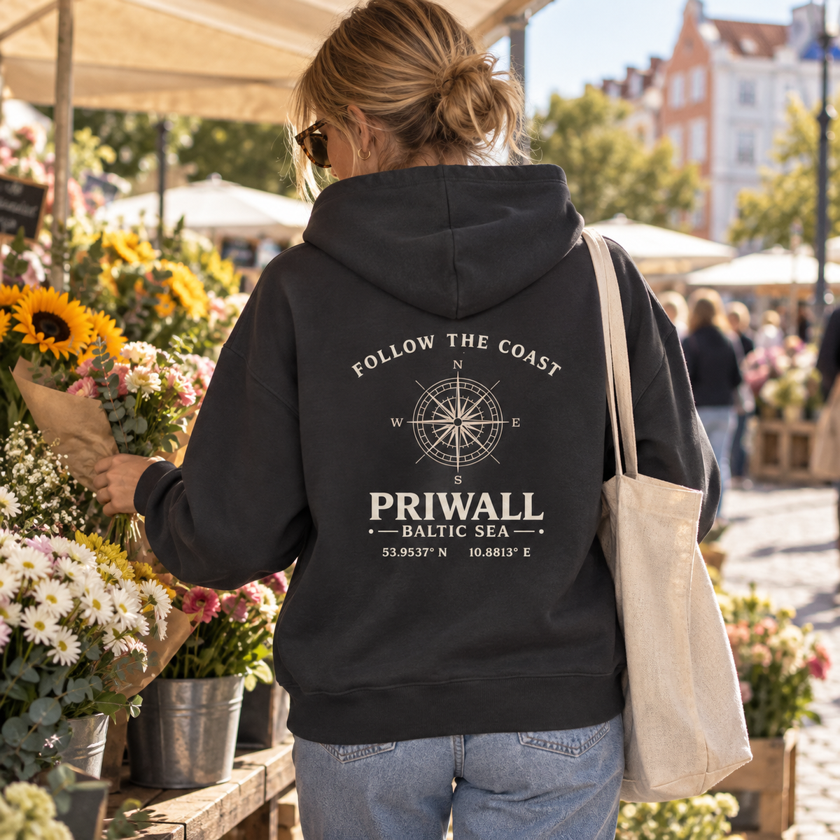 Frau im dunklen Priwall Follow the Coast Damen Bio Boxcut Hoodie mit Backprint auf dem Blumenmarkt