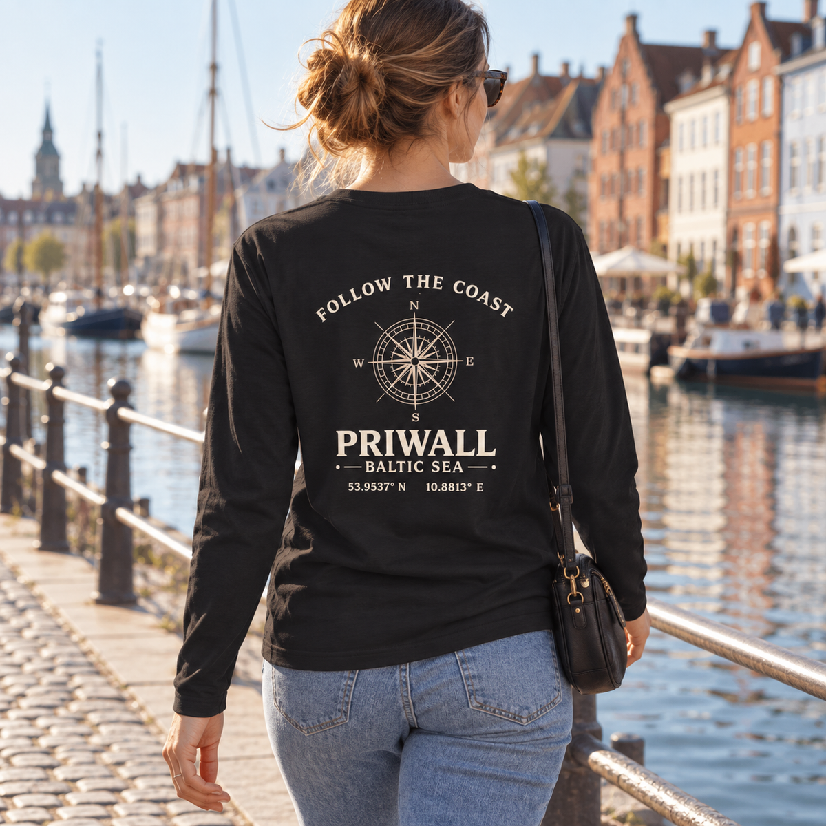 Frau im schwarzen Priwall Follow the Coast Damen Bio Longsleeve mit Backprint am Stadtkanal