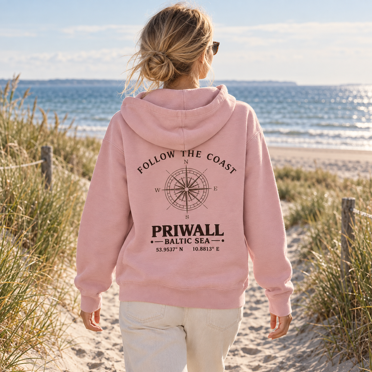 Frau trägt den Priwall Follow the Coast Organic Relaxed Zipper in Cotton Pink am Ostseestrand