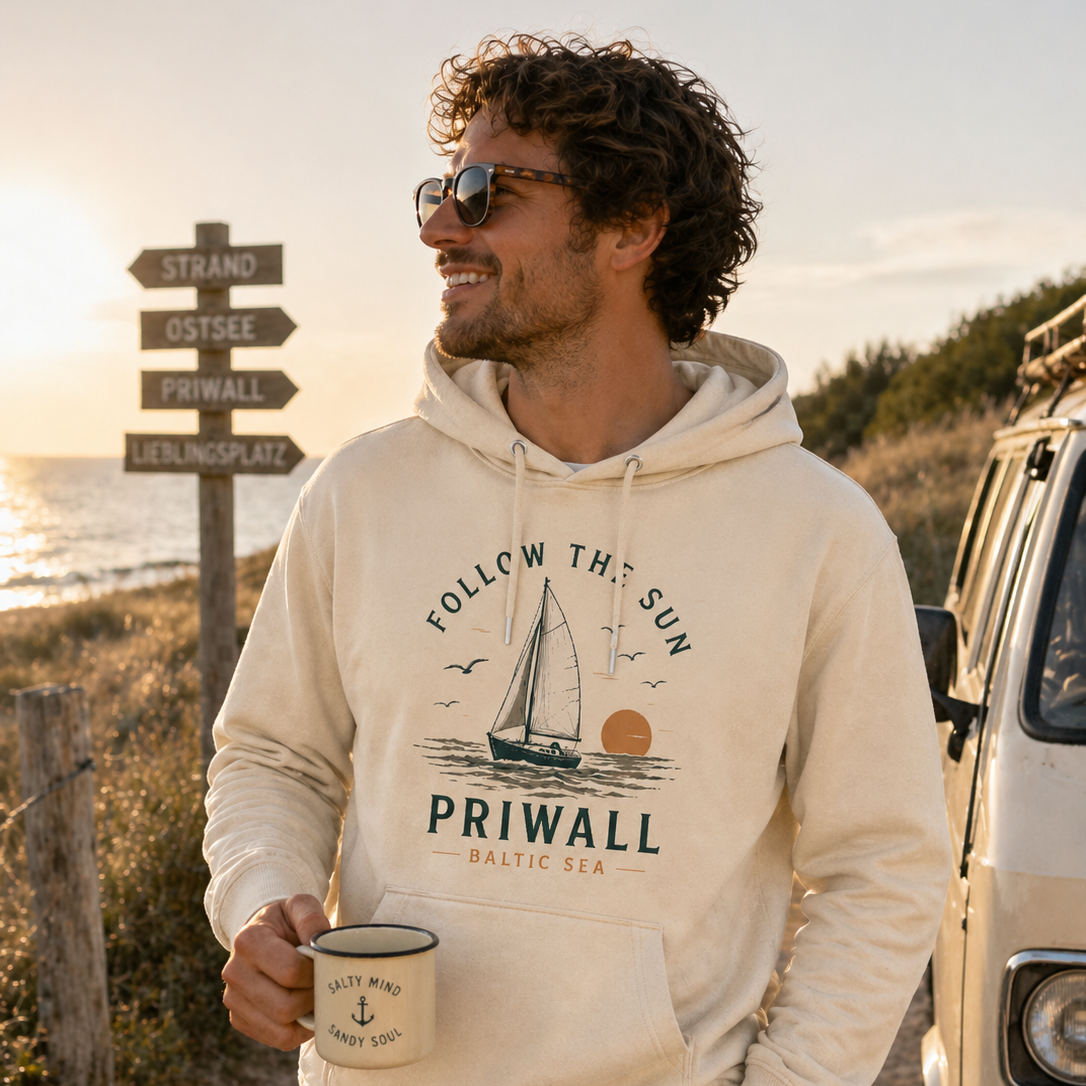 Mann im Natural Raw Priwall Follow the Sun Bio-Hoodie beim Küstencamping