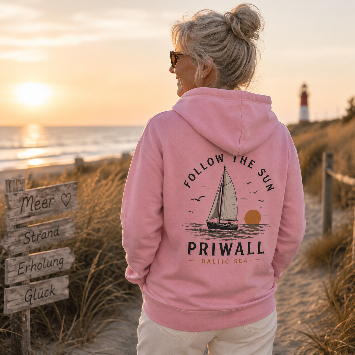 Priwall Follow the Sun Bio-Hoodie in Cotton Pink mit Rückenprint in einer Lifestyle-Szene