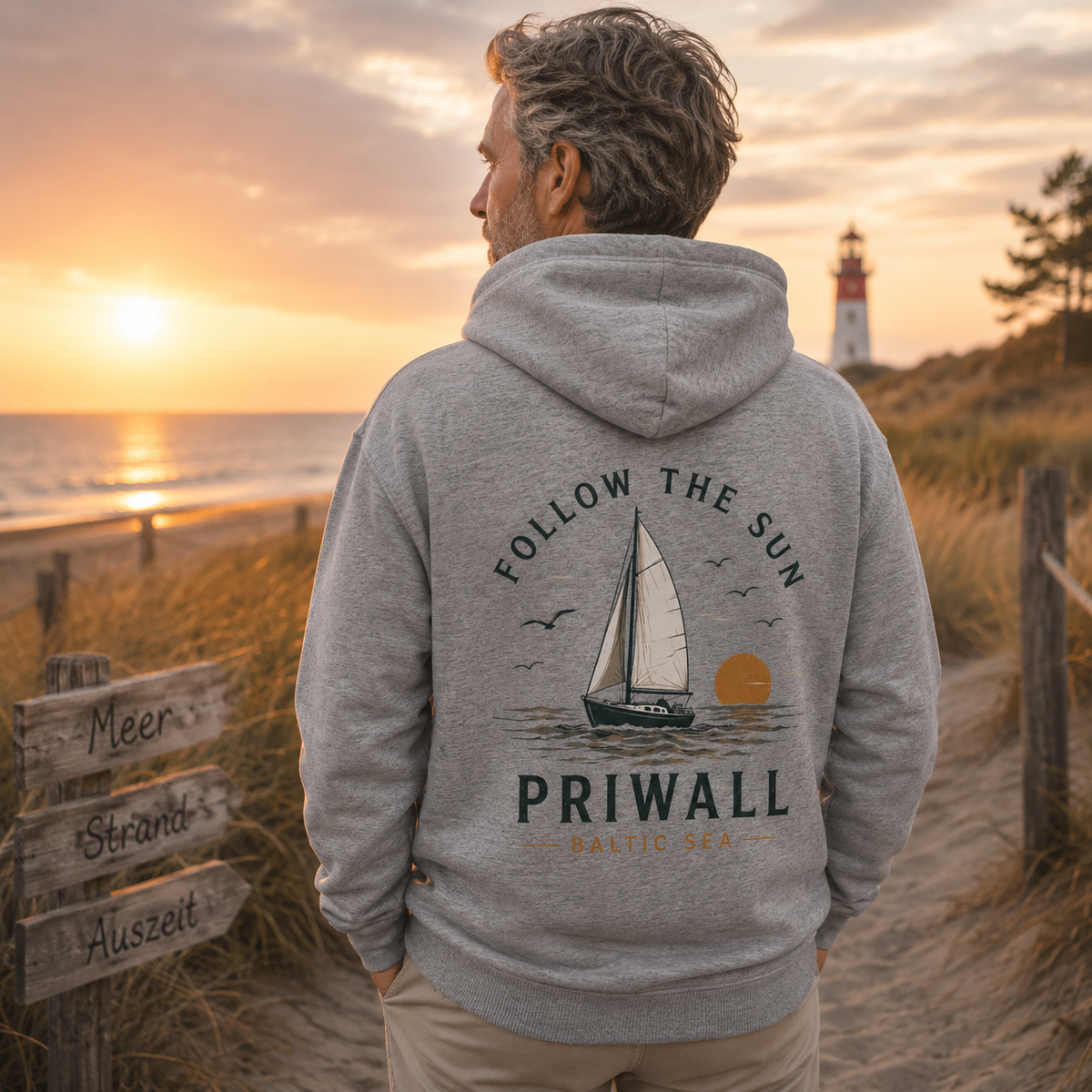 Mann im Heather Grey Priwall Follow the Sun Bio-Hoodie mit Rückenprint am Priwall