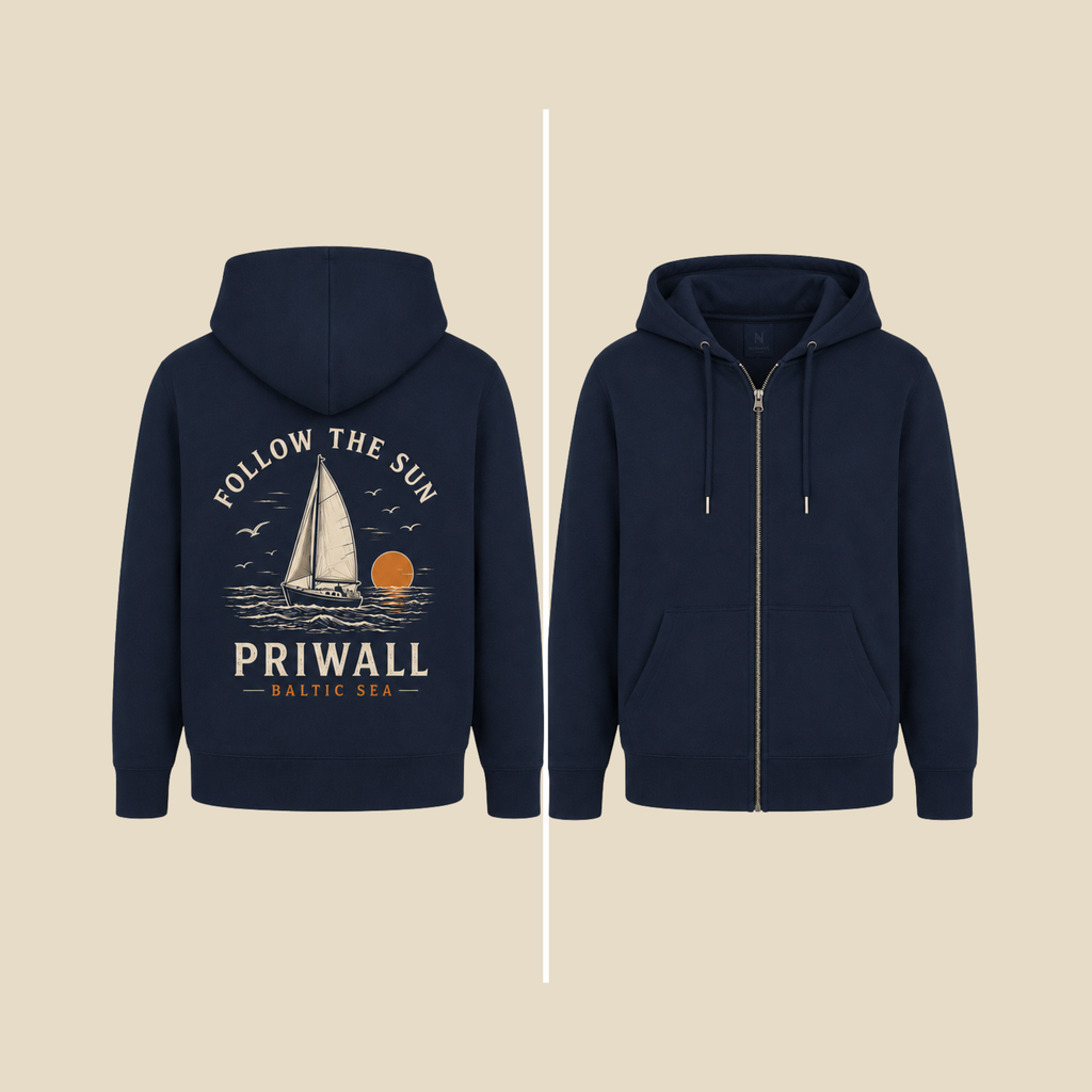 Nomavé Bio-Kapuzenjacke mit Reißverschluss in Navy (Dark Edition) als Clean Mockup. Links die Rückenansicht mit großem Backprint „Follow the Sun – Priwall Baltic Sea“, rechts die schlichte Vorderansicht ohne Aufdruck. Präsentiert auf neutralem beigefarbenem Hintergrund in einer geteilten Vorder- und Rückenansicht.