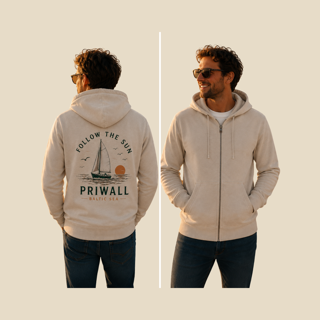Nomavé Bio-Kapuzenjacke mit Reißverschluss in Naturweiß als Clean Mockup. Links die Rückenansicht mit großem Backprint „Follow the Sun – Priwall Baltic Sea“, rechts die schlichte Vorderansicht ohne Aufdruck. Die Jacke wird von einem Mann auf neutralem beigefarbenem Hintergrund präsentiert.