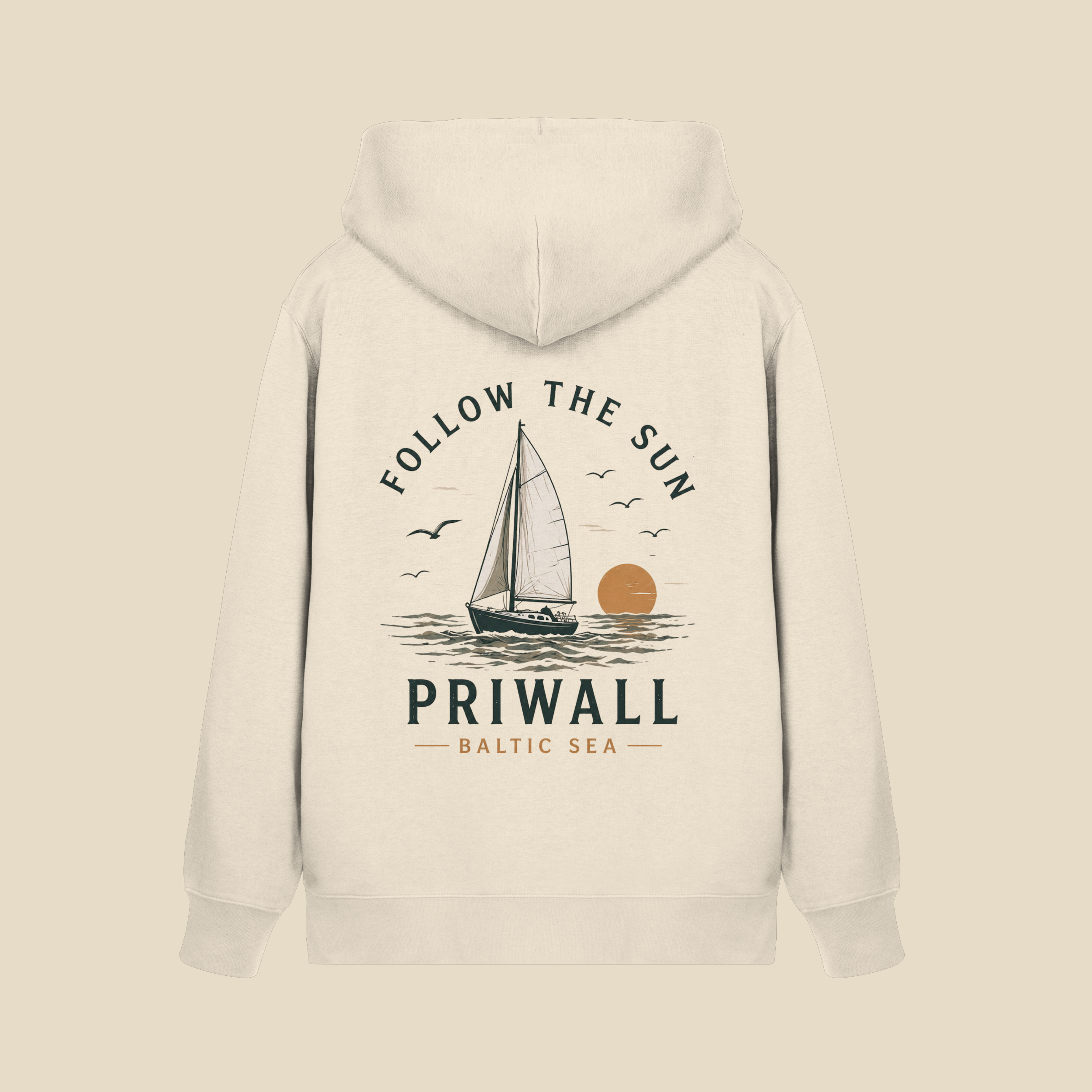 Rückansicht der Nomavé Bio-Kapuzenjacke mit Reißverschluss in Natur. Großes Backprint-Motiv „Follow the Sun – Priwall Baltic Sea“ mit Segelboot, Möwen und Sonnenuntergang im cleanen Produkt-Mockup auf hellem Hintergrund.