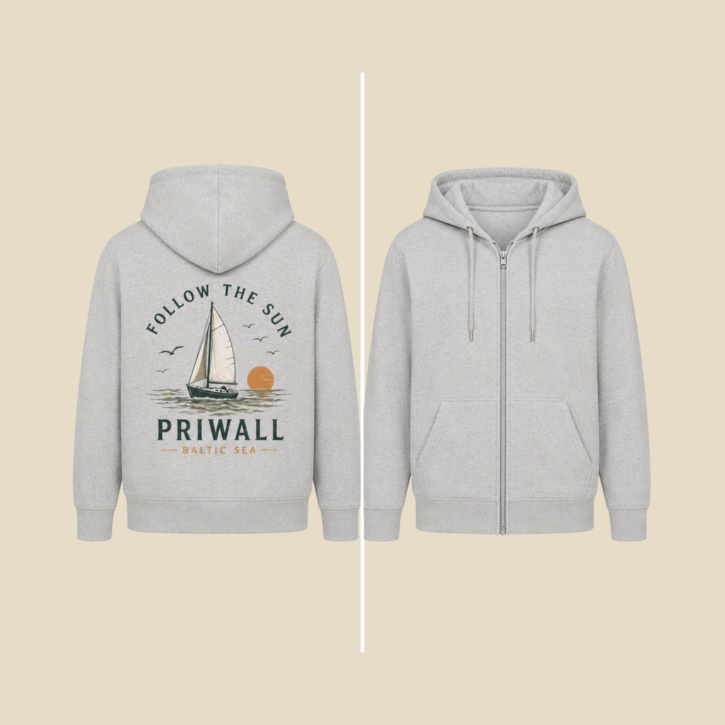 Nomavé Bio-Kapuzenjacke mit Reißverschluss in Sport Grey als Clean Mockup. Links die Rückenansicht mit großem Backprint „Follow the Sun – Priwall Baltic Sea“, rechts die schlichte Vorderansicht ohne Aufdruck. Präsentiert auf neutralem beigefarbenem Hintergrund in einer geteilten Vorder- und Rückenansicht.
