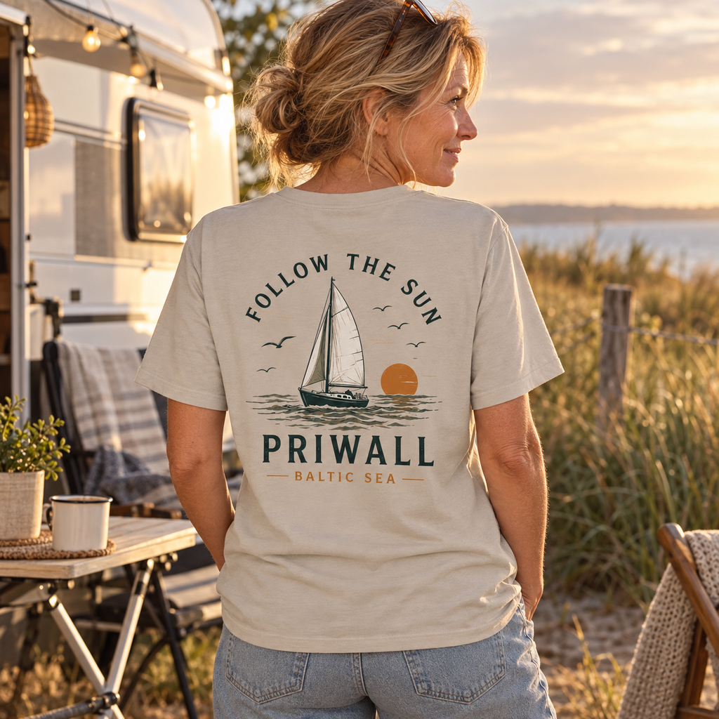 Frau im Desert Dust Priwall Follow the Sun Bio T-Shirt mit Rückenprint beim Küstencamping