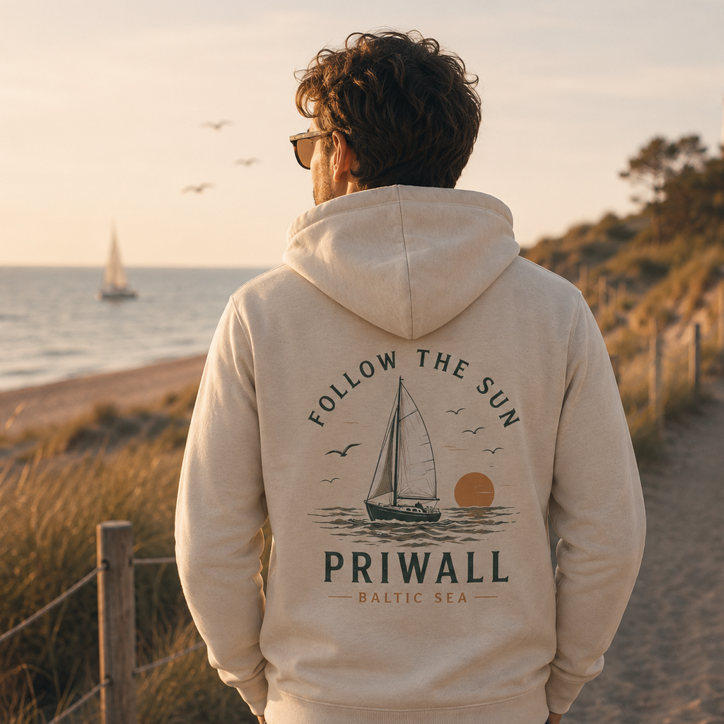 Mann im Natural Raw Priwall Follow the Sun Bio-Zipper mit Rückenprint am Ostseestrand