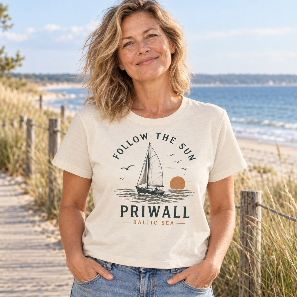 Frau im Natural Raw Priwall Follow the Sun Damen-Bio-T-Shirt am Ostseestrand