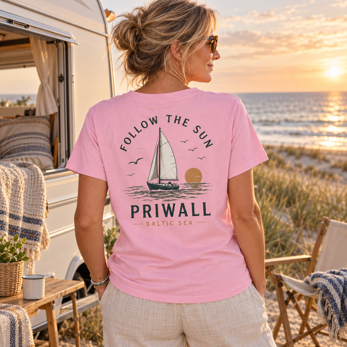 Frau im Cotton Pink Priwall Follow the Sun Damen-Bio-T-Shirt mit Rückenprint beim Küstencamping