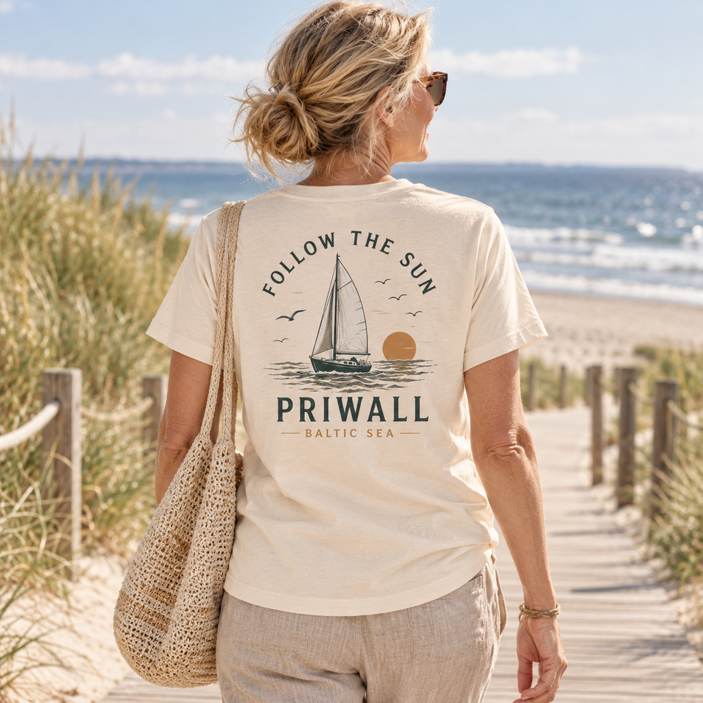 Frau im Natural Raw Priwall Follow the Sun Damen-Bio-T-Shirt mit Rückenprint am Ostseestrand