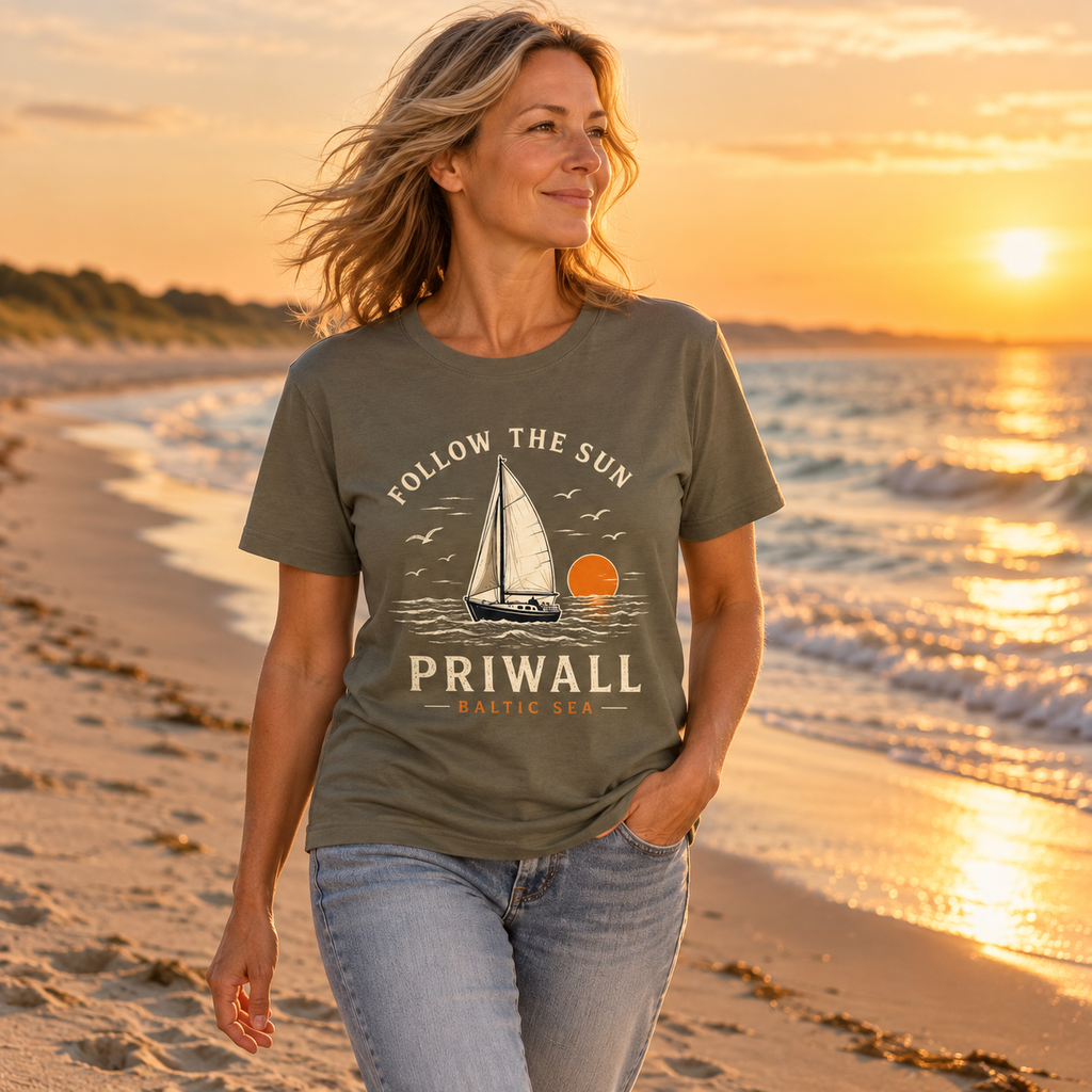 Frau im Priwall Follow the Sun Dark Bio-Heavy T-Shirt an der Ostseeküste
