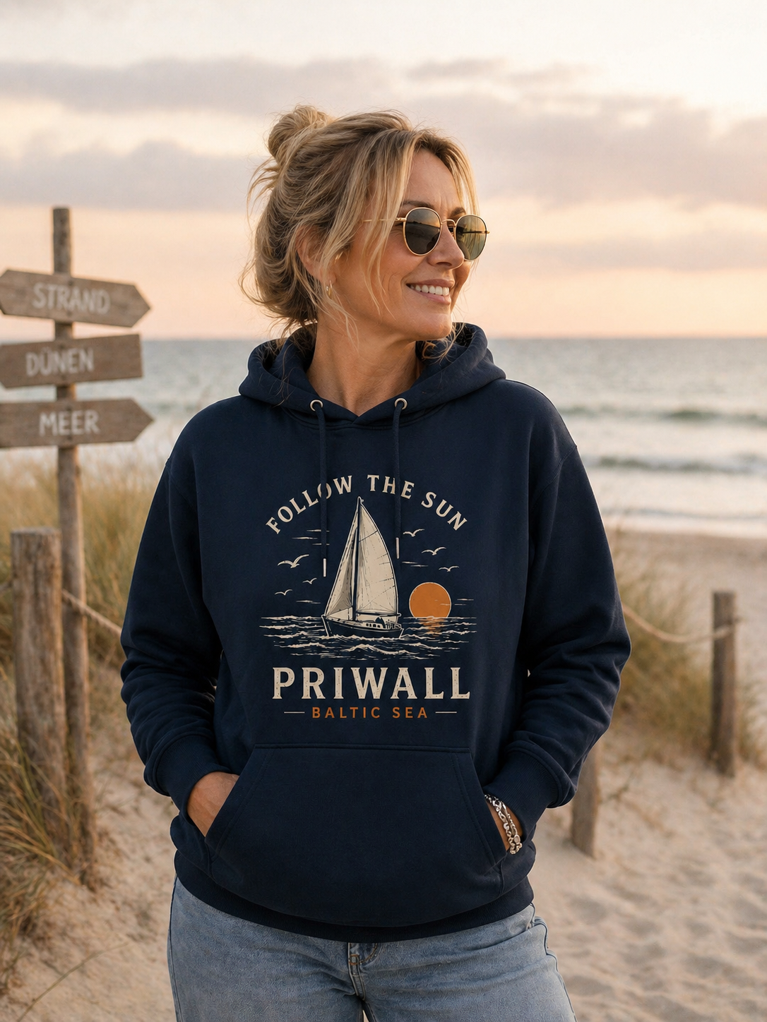 Frau am Ostseestrand im Priwall Follow the Sun Bio-Hoodie