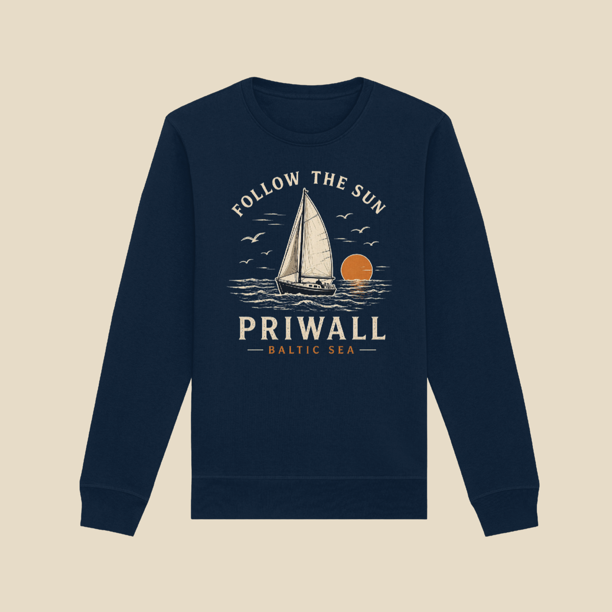 Priwall Follow the Sun Bio-Sweatshirt in als maritime Lifestyleaufnahme an der Küste