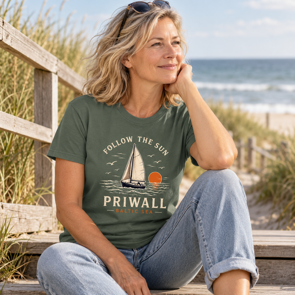 Frau im Priwall Follow the Sun Dark Essential T-Shirt am Dünenweg