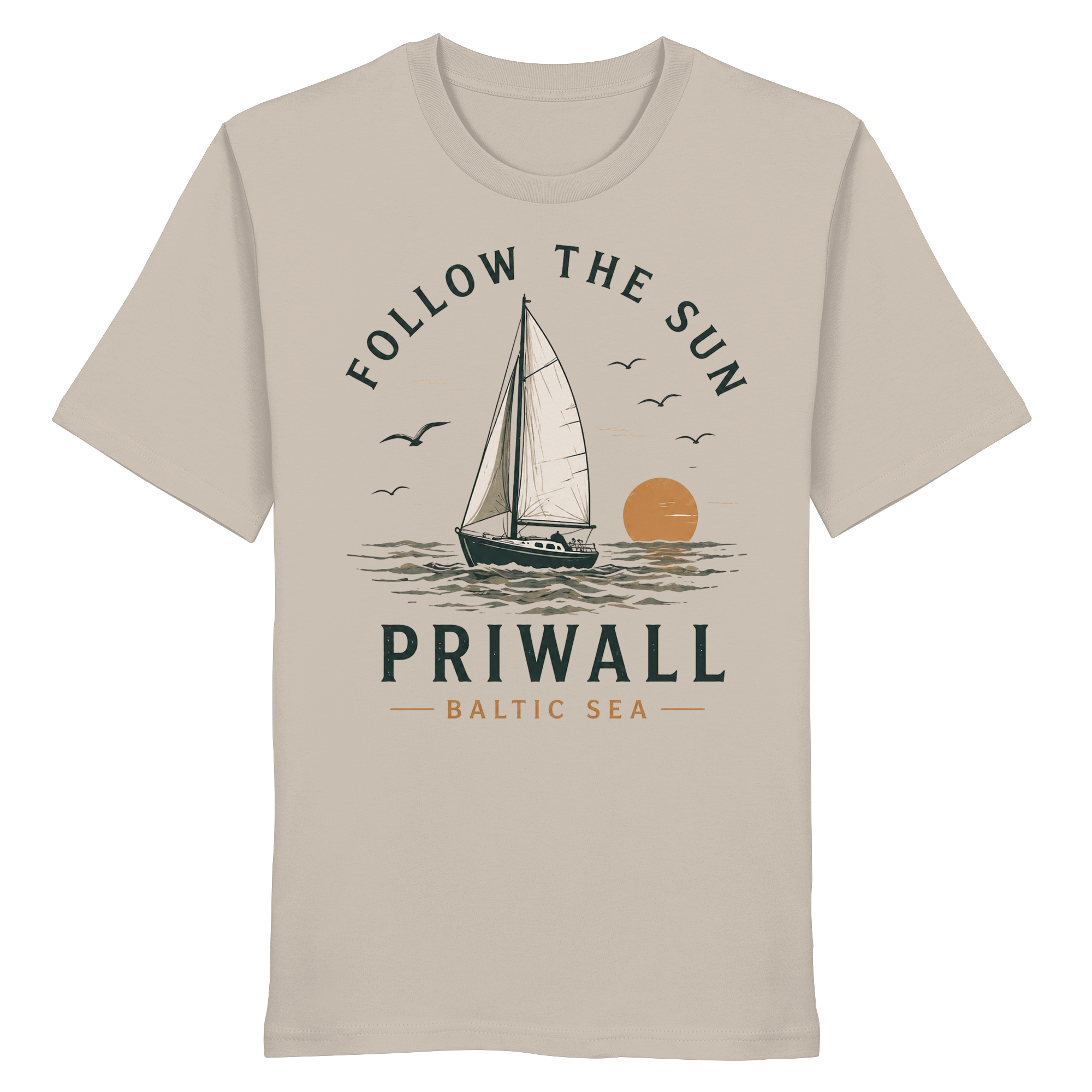 Dunkel beiges Follow the Sun T-Shirt in Desert Dust mit Segelboot und Sonnenuntergang aus der Priwall Kollektion von Nomavé