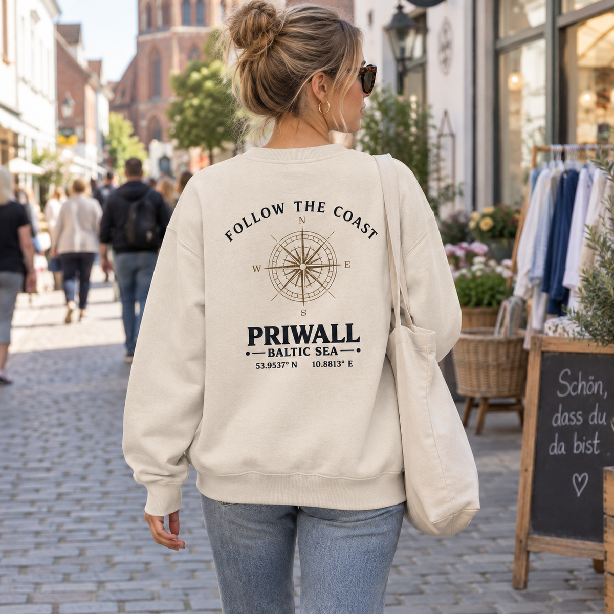 Frau im Bio Oversize Sweatshirt mit hellem Priwall Backprint beim Stadtbummel