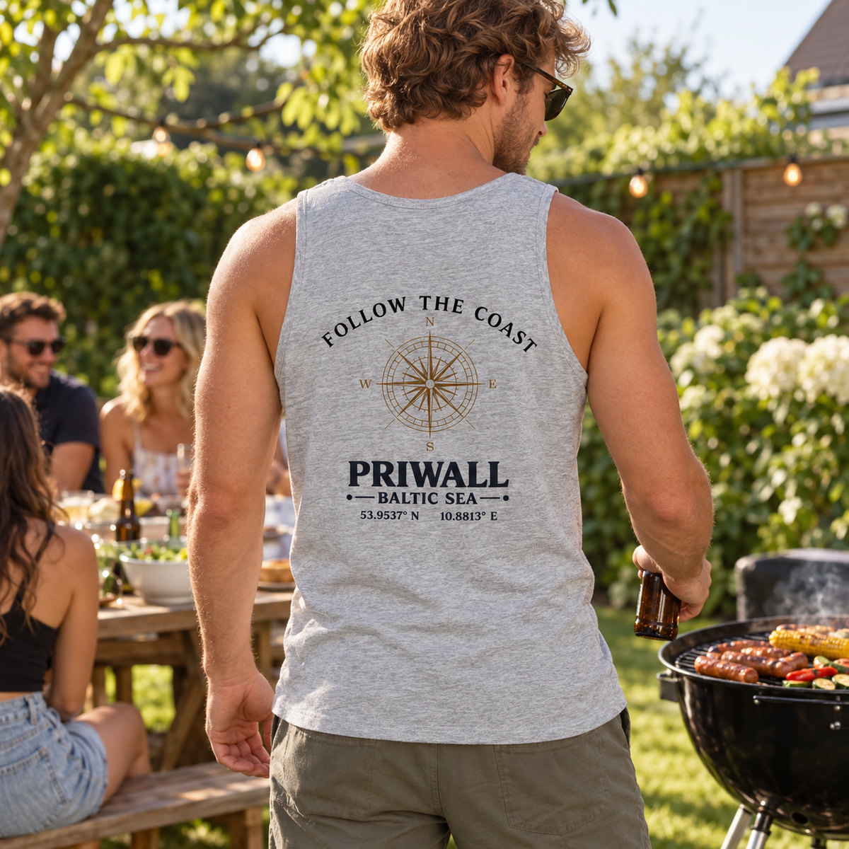 Mann im Bio Tank Top mit hellem Priwall Follow the Coast Backprint bei einem Gartenfest