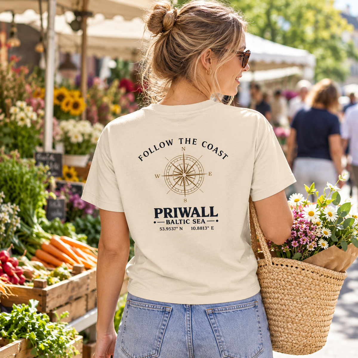 Frau im Damen Bio T-Shirt mit hellem Priwall Backprint auf einem Wochenmarkt
