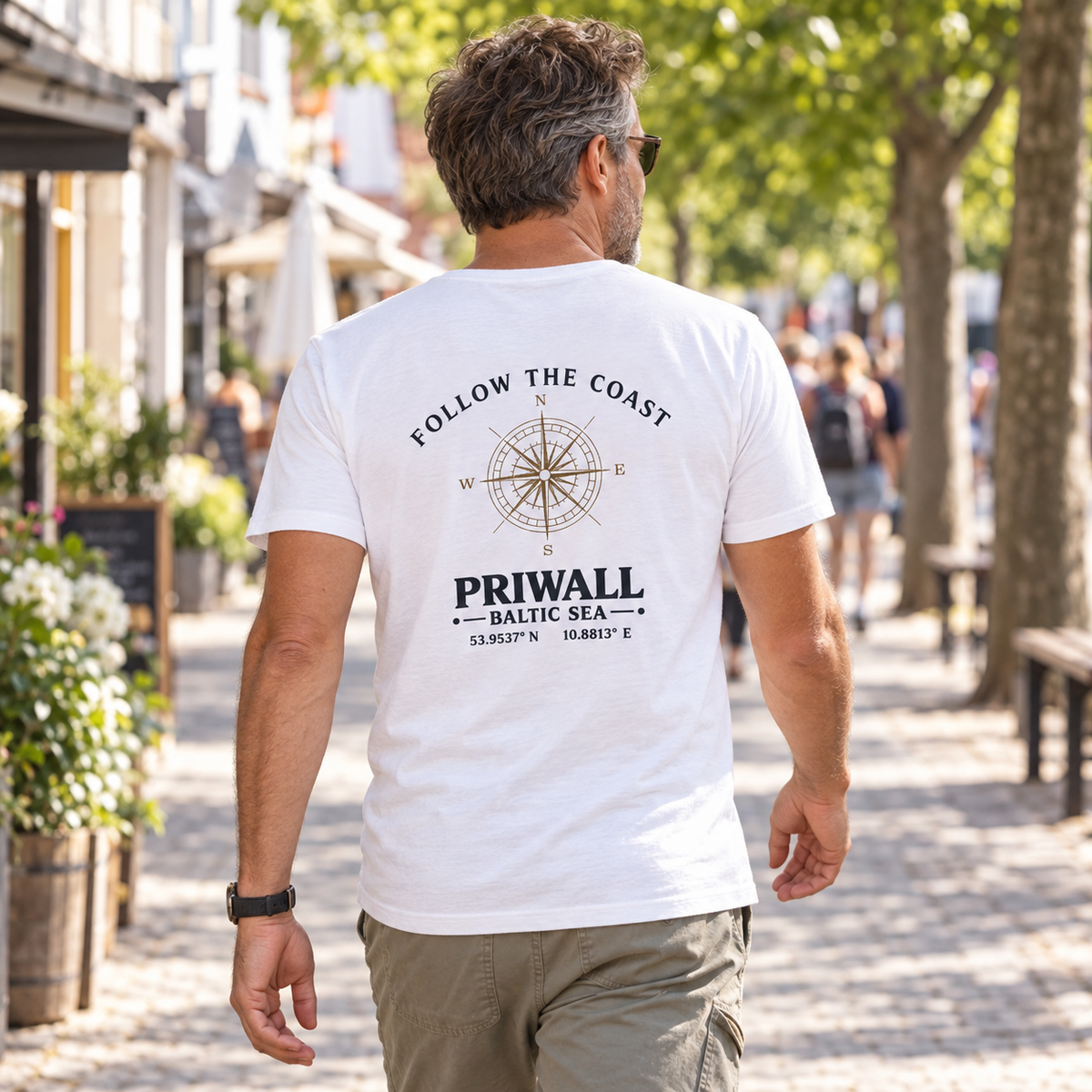 Mann im Bio V-Ausschnitt T-Shirt mit hellem Priwall Backprint in einer Fußgängerzone