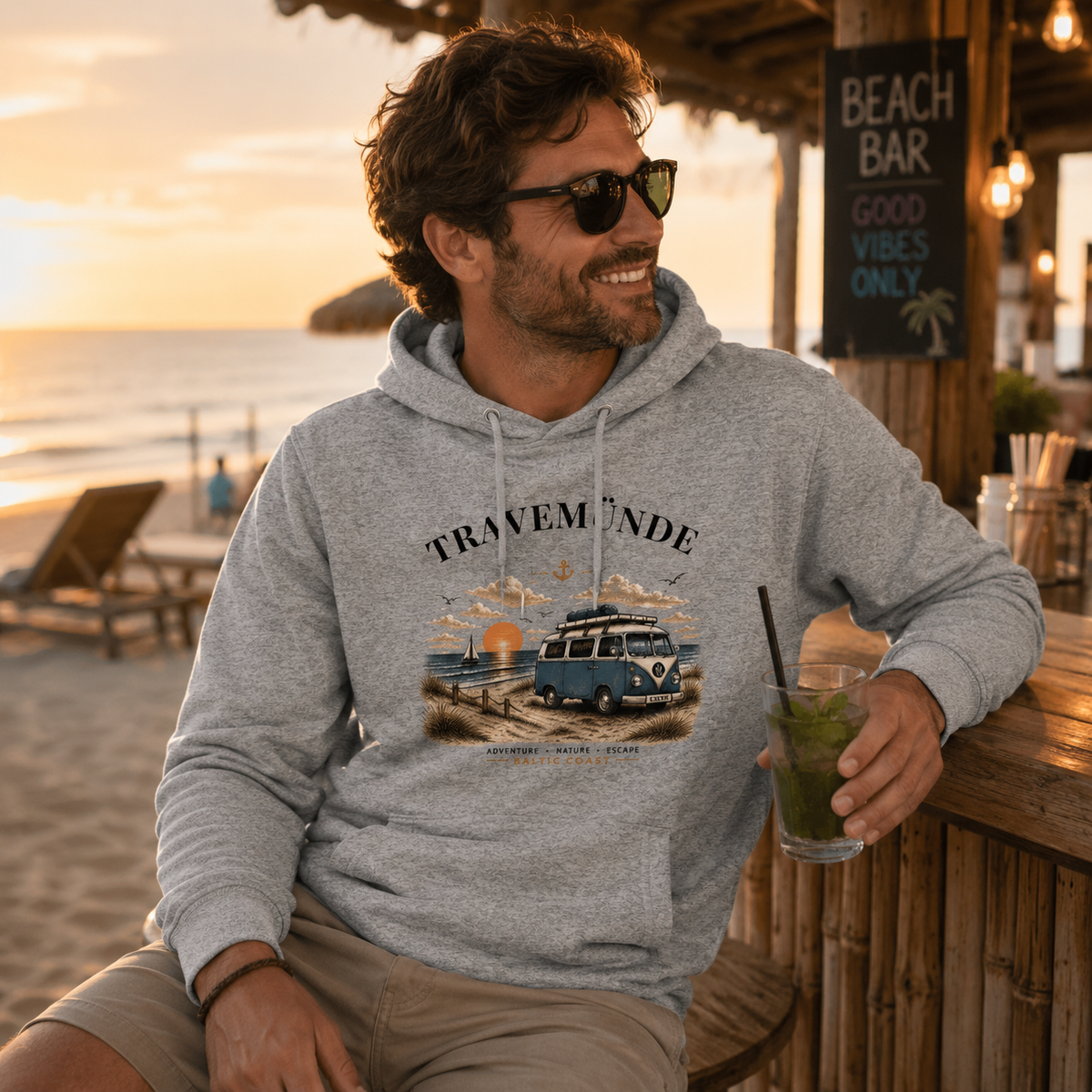 Lifestyleaufnahme mit Travemünde Bulli – Bio-Hoodie – Helle Edition an der Ostsee