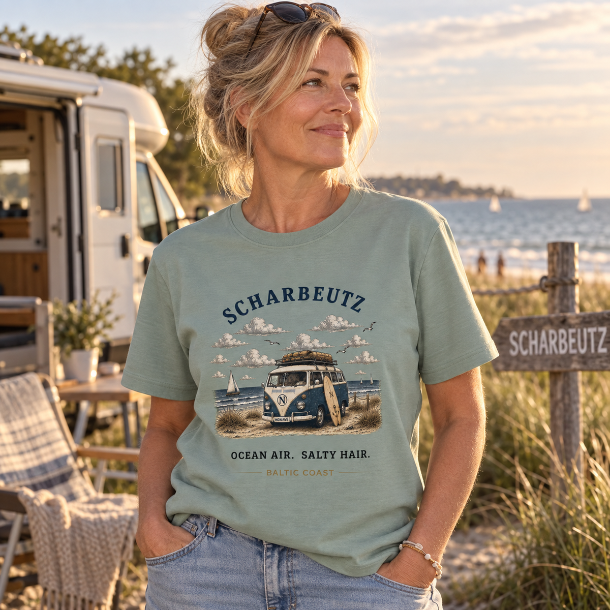 Frau trägt das Aloe Scharbeutz Bulli Bio-Heavy T-Shirt beim Camping an der Ostsee